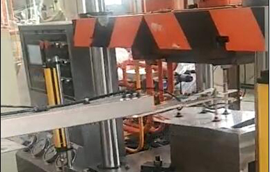 160噸拉伸機(ji)配機械手