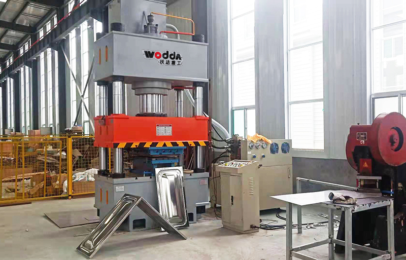 500噸不(bu)鏽鋼水箱成型液(ye)壓機客戶現場視(shì)頻