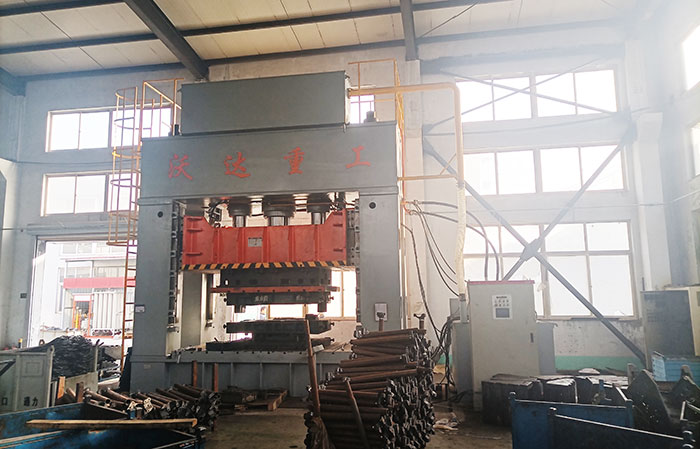 800噸框架式貨(huo)車大卡車配(pei)件沖壓成型(xíng)液壓機