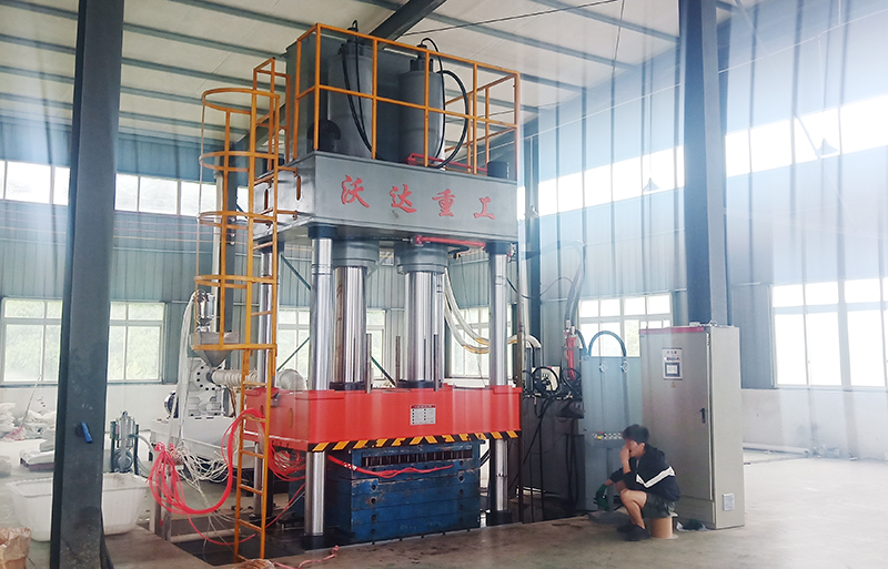 630噸建築(zhù)塑料模(mo)殼成型(xíng)液壓機(jī)