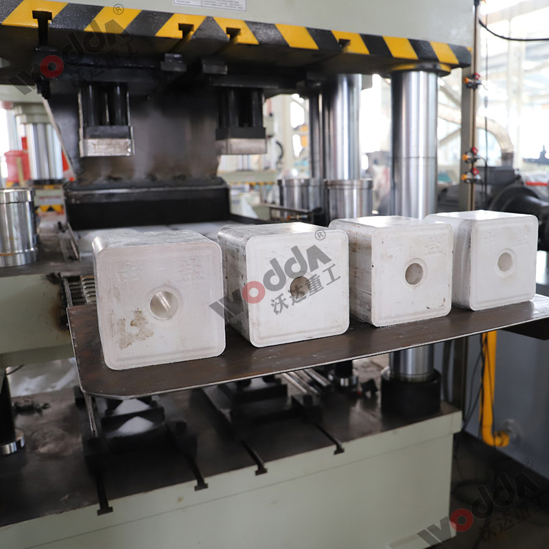 630噸牛羊舔磚液壓機