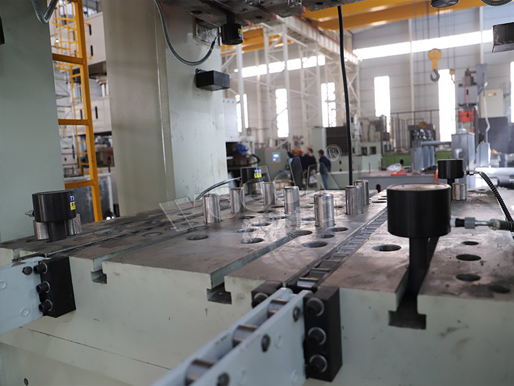 630噸框架式液壓機（多頂杆與舉模器）