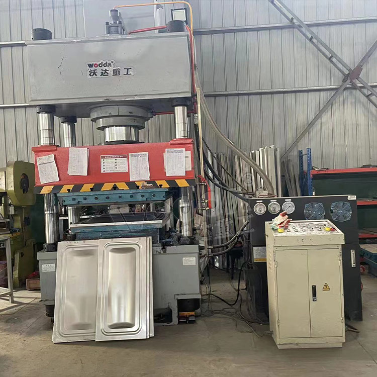 400噸不鏽鋼水箱成型液壓機 400噸不鏽鋼水箱成型液壓機