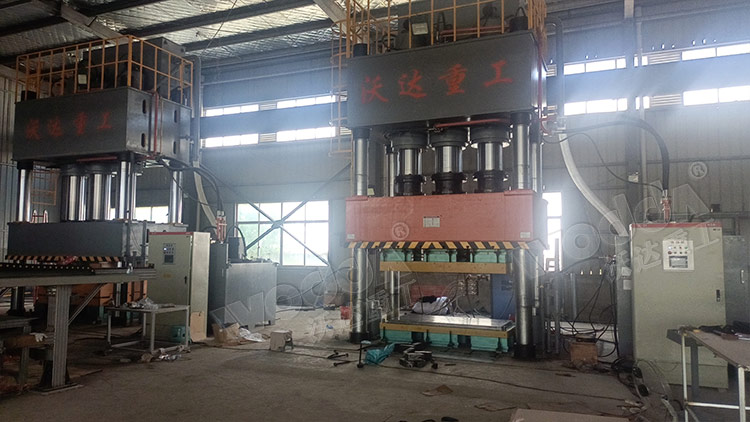 1500噸SMC汽車導流罩成型液壓機試機