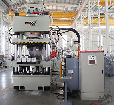 630噸牛(niu)羊舔磚液壓(ya)機