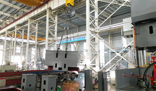 沃達重工(gōng)2000噸框架式液(ye)壓機裝車發(fā)貨