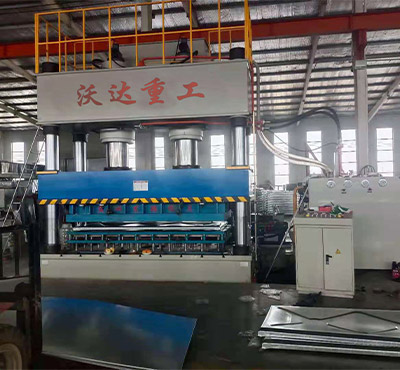 不鏽鋼水箱闆(pǎn)液壓機_1000噸液壓機(ji)